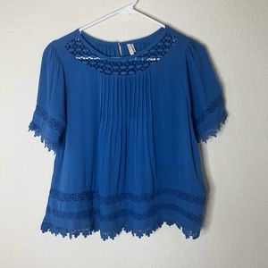 Frenchi Cropped Shirt Crochet Details